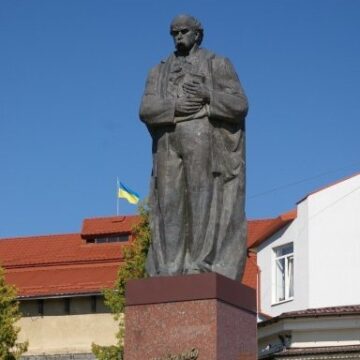 У Надвірній розпочали ремонт пам’ятника Шевченку (ВІДЕО)