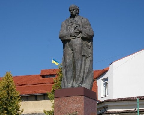 У Надвірній розпочали ремонт пам’ятника Шевченку (ВІДЕО)