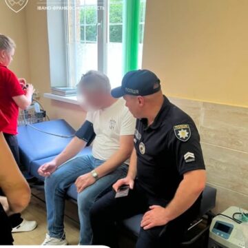 У Яремчі поліцейський охорони оперативно доставив до лікарні туриста, якому раптово стало зле