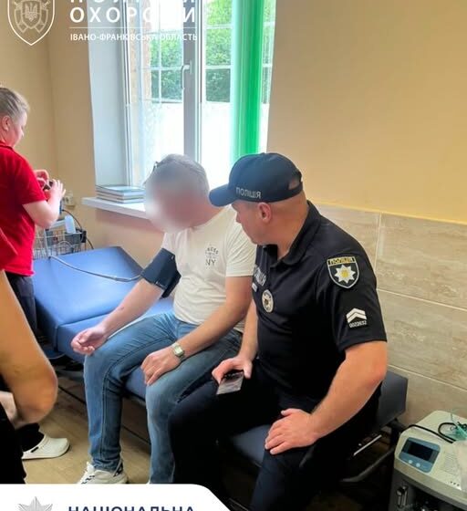 У Яремчі поліцейський охорони оперативно доставив до лікарні туриста, якому раптово стало зле