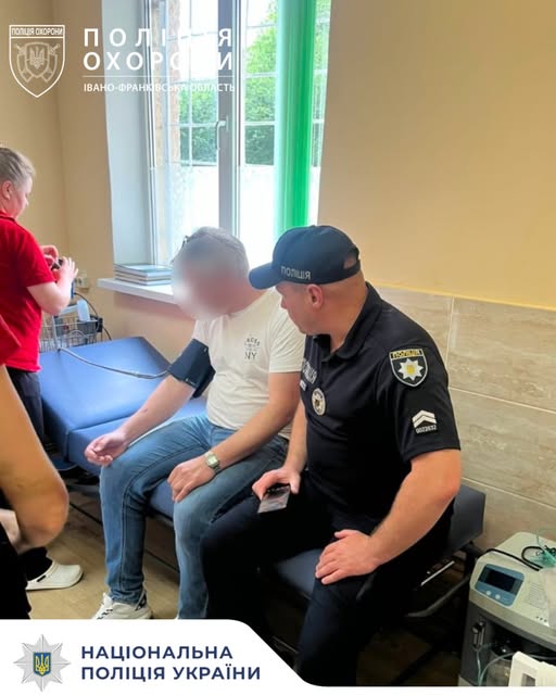 У Яремчі поліцейський охорони оперативно доставив до лікарні туриста, якому раптово стало зле
