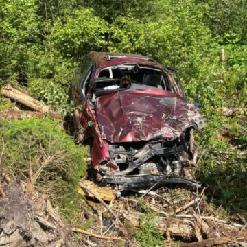 На трасі Долина–Хуст автомобіль злетів в обрив — водій і двоє пасажирів загинули