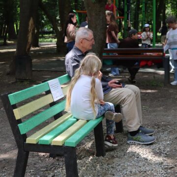 У Коломиї з перероблених пластикових кришечок створили еколавки для парку Трильовського