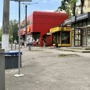 У Калуші облаштують безбар’єрний простір біля зупинки на вулиці Хмельницького