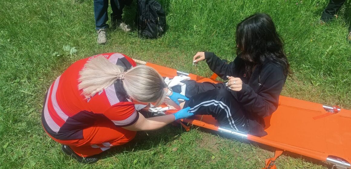 Травма ноги та погіршення самопочуття: у Карпатах рятувальники надали допомогу двом мандрівницям