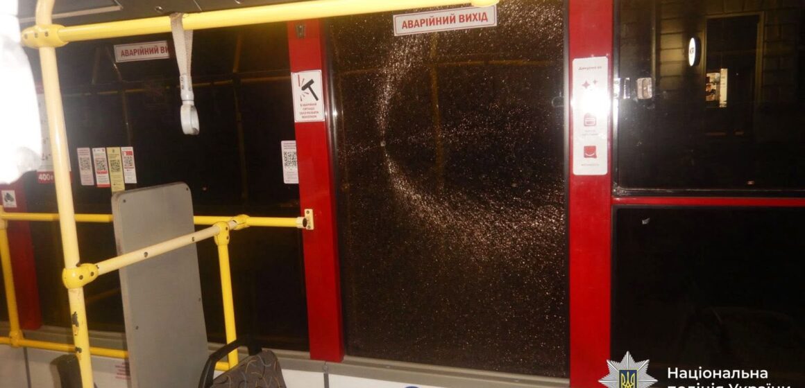 У Франківську підліток стрілив з рогатки у вікно комунального автобуса: на хулігана склали протокол