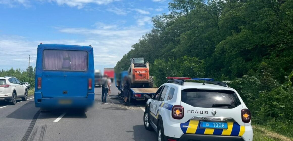 Потрійна ДТП на Надвірнянщині: зіткнулися легковик, автобус та евакуатор (ФОТОФАКТ)