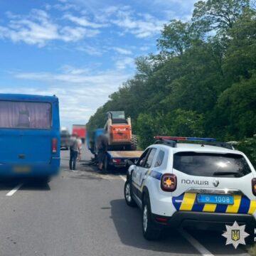 Потрійна ДТП на Надвірнянщині: зіткнулися легковик, автобус та евакуатор (ФОТОФАКТ) Потрійна ДТП на Надвірнянщині: зіткнулися легковик, автобус та евакуатор (ФОТОФАКТ)