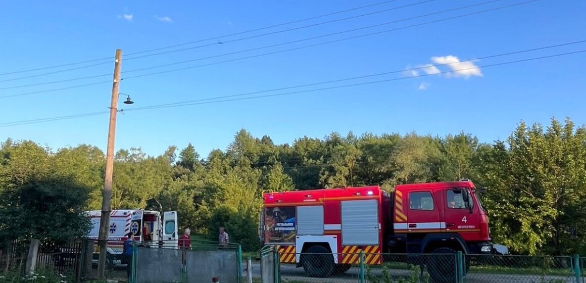 На Богородчанщині вогнеборці врятували чоловіка під час пожежі у житловому будинку