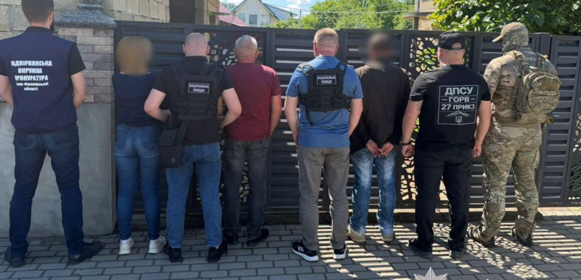 Фіктивний шлюб за 7000 доларів: на Франківщині затримано 33-річну жінку за організацію каналу втечі для військовозобов’язаних Фіктивний шлюб за 7000 доларів: на Франківщині затримано 33-річну жінку за організацію каналу втечі для військовозобов’язаних