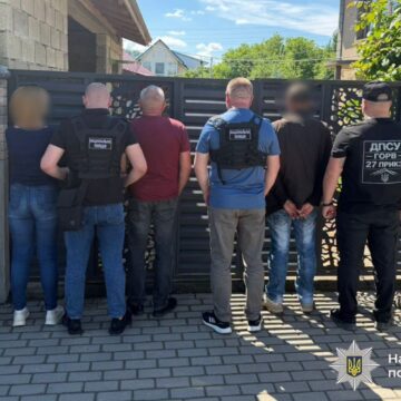 Фіктивний шлюб за 7000 доларів: на Франківщині затримано 33-річну жінку за організацію каналу втечі для військовозобов’язаних Фіктивний шлюб за 7000 доларів: на Франківщині затримано 33-річну жінку за організацію каналу втечі для військовозобов’язаних