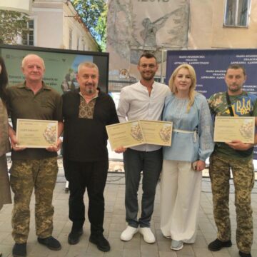 Чотири воїни з Рогатинщини отримали сертифікати на житло Чотири воїни з Рогатинщини отримали сертифікати на житло