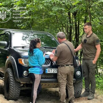 За джипінг на території Карпатського НПП у червні екоінспектори оштрафували чотирьох порушників (ФОТО) За джипінг на території Карпатського НПП у червні екоінспектори оштрафували чотирьох порушників (ФОТО)