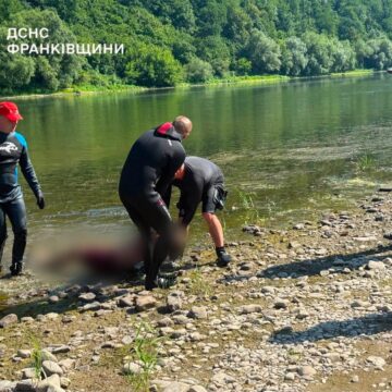 На Коломийщині рятувальники дістали з Дністра тіло 17-річного хлопця, який зник під час відпочинку На Коломийщині рятувальники дістали з Дністра тіло 17-річного хлопця, який зник під час відпочинку