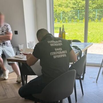 Викрито учасників ОЗГ, підозрюваних у схемі заволодіння лісом біля «Буковелю». Серед них – працівник прокуратури Викрито учасників ОЗГ, підозрюваних у схемі заволодіння лісом біля «Буковелю». Серед них – працівник прокуратури