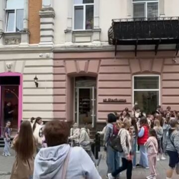 Новий заклад у центрі Франківська — з рожевими дверима і чергами — потрапив під перевірку мерії