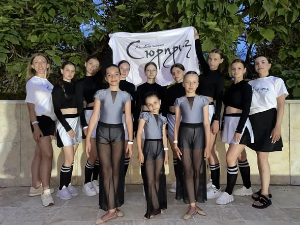 Бурштинський ансамбль танцю «Сюрприз» зайняв перші місця на міжнародному конкурсі у Греції Бурштинський ансамбль танцю «Сюрприз» зайняв перші місця на міжнародному конкурсі у Греції