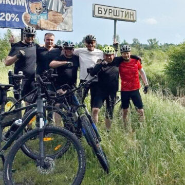 Енергетики проїхали велосипедами від Києва до Бурштина на честь українських Героїв
