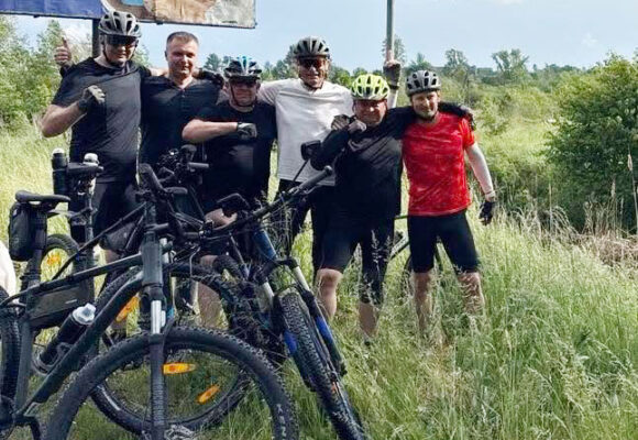 Енергетики проїхали велосипедами від Києва до Бурштина на честь українських Героїв