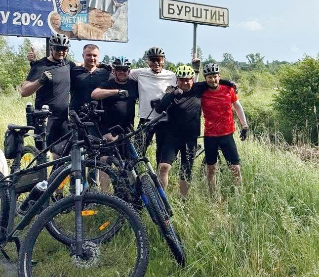 Енергетики проїхали велосипедами від Києва до Бурштина на честь українських Героїв