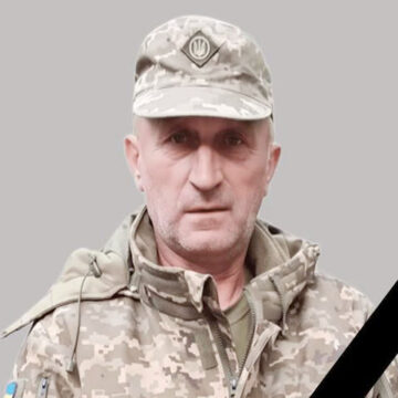 На щиті додому повертається житель села Іваниківка Віктор Домнічев