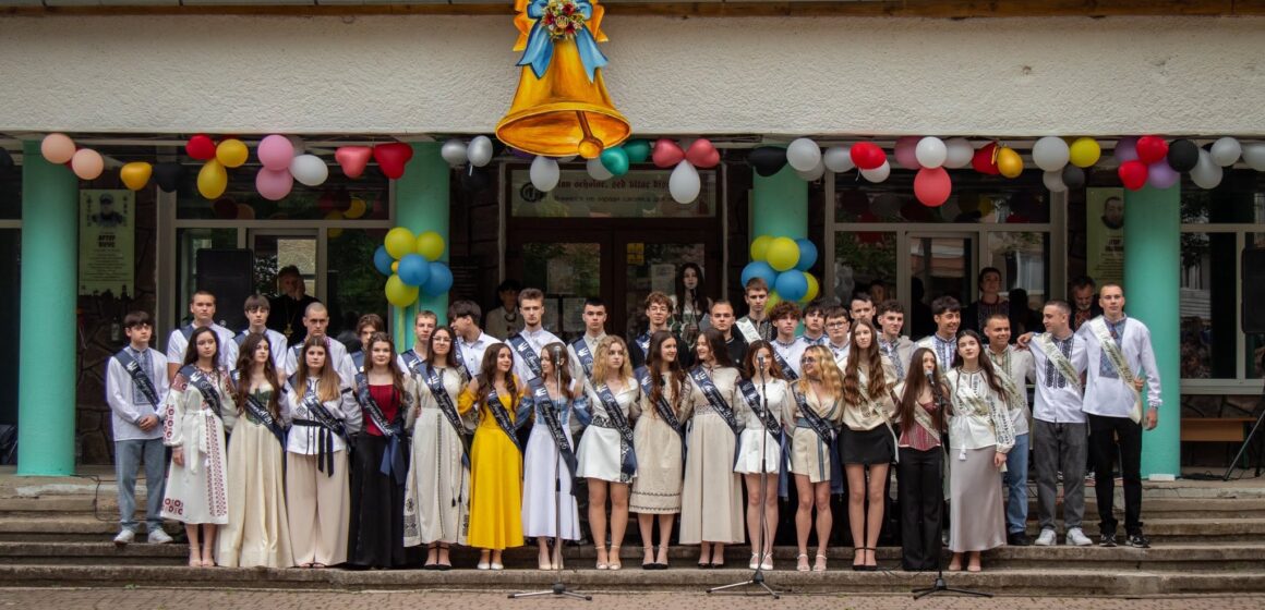 “Донат замість квітів”: на останньому дзвонику у Галицькому ліцеї збирали кошти на ЗСУ