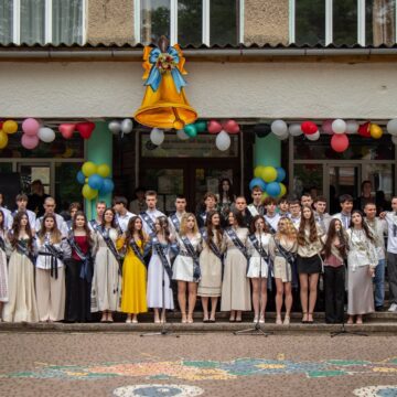 “Донат замість квітів”: на останньому дзвонику у Галицькому ліцеї збирали кошти на ЗСУ “Донат замість квітів”: на останньому дзвонику у Галицькому ліцеї збирали кошти на ЗСУ