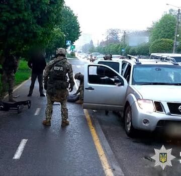 Розбійний напад на підприємця та викрадення сейфу з грошима: поліцейські Прикарпаття екстрадували організатора озброєної банди Розбійний напад на підприємця та викрадення сейфу з грошима: поліцейські Прикарпаття екстрадували організатора озброєної банди