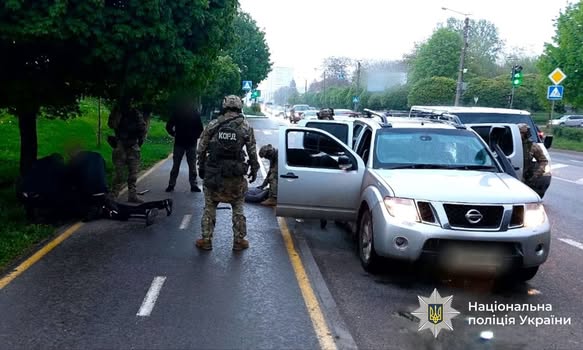 Розбійний напад на підприємця та викрадення сейфу з грошима: поліцейські Прикарпаття екстрадували організатора озброєної банди Розбійний напад на підприємця та викрадення сейфу з грошима: поліцейські Прикарпаття екстрадували організатора озброєної банди