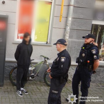 Доцент закладу вищої освіти, менеджер і бармен: на Прикарпатті трьох чоловіків підозрюють у зберіганні кратому Доцент закладу вищої освіти, менеджер і бармен: на Прикарпатті трьох чоловіків підозрюють у зберіганні кратому
