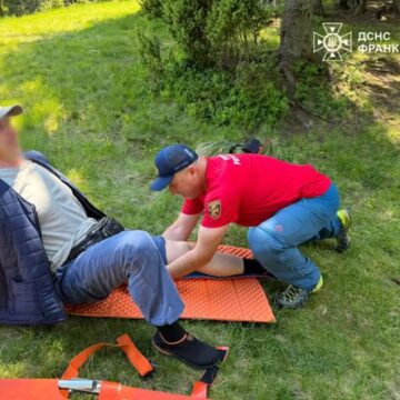 Травмував ногу та не міг самостійно йти: рятувальники у горах надали допомогу туристу з Хмельницького