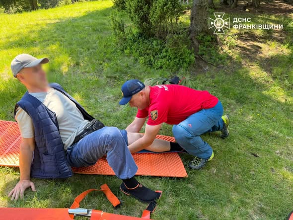 Травмував ногу та не міг самостійно йти: рятувальники у горах надали допомогу туристу з Хмельницького Травмував ногу та не міг самостійно йти: рятувальники у горах надали допомогу туристу з Хмельницького