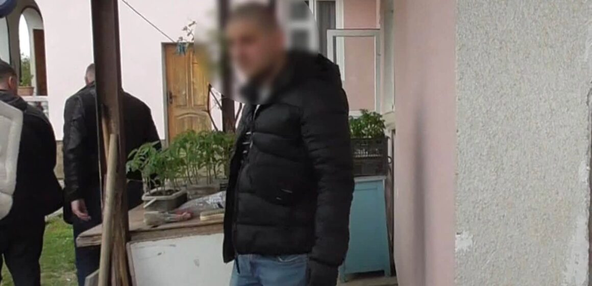 Конопляна «ферма» у будинку та порох у схованці: поліцейські повідомили про підозру мешканцю Калуша