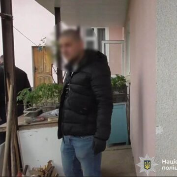 Конопляна «ферма» у будинку та порох у схованці: поліцейські повідомили про підозру мешканцю Калуша Конопляна «ферма» у будинку та порох у схованці: поліцейські повідомили про підозру мешканцю Калуша
