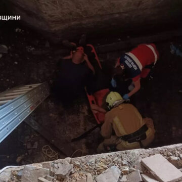 У Калуші чоловік впав у підвальне приміщення – вибратись йому допомогли рятувальники У Калуші чоловік впав у підвальне приміщення – вибратись йому допомогли рятувальники
