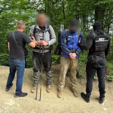 З Прикарпаття до Румунії: викрито організатора каналу незаконного переправлення через кордон З Прикарпаття до Румунії: викрито організатора каналу незаконного переправлення через кордон