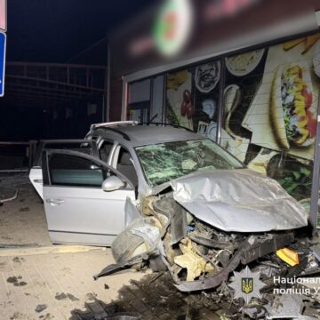 Шестеро травмованих, серед них — двоє неповнолітніх: на Косівщині водій у стані сп’яніння в’їхав у літній майданчик АЗС