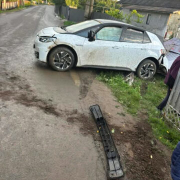 У Вовчинці Volkswagen влетів у паркан: деталі пригоди У Вовчинці Volkswagen влетів у паркан: деталі пригоди