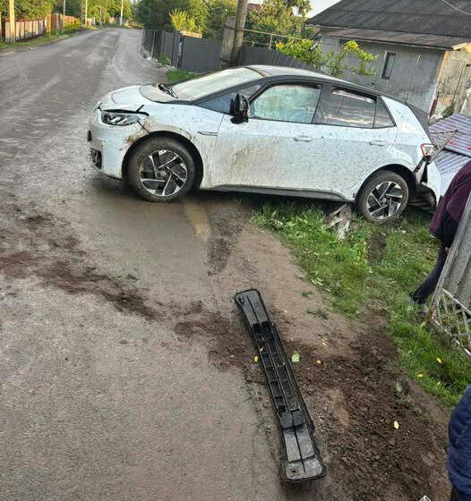 У Вовчинці Volkswagen влетів у паркан: деталі пригоди У Вовчинці Volkswagen влетів у паркан: деталі пригоди