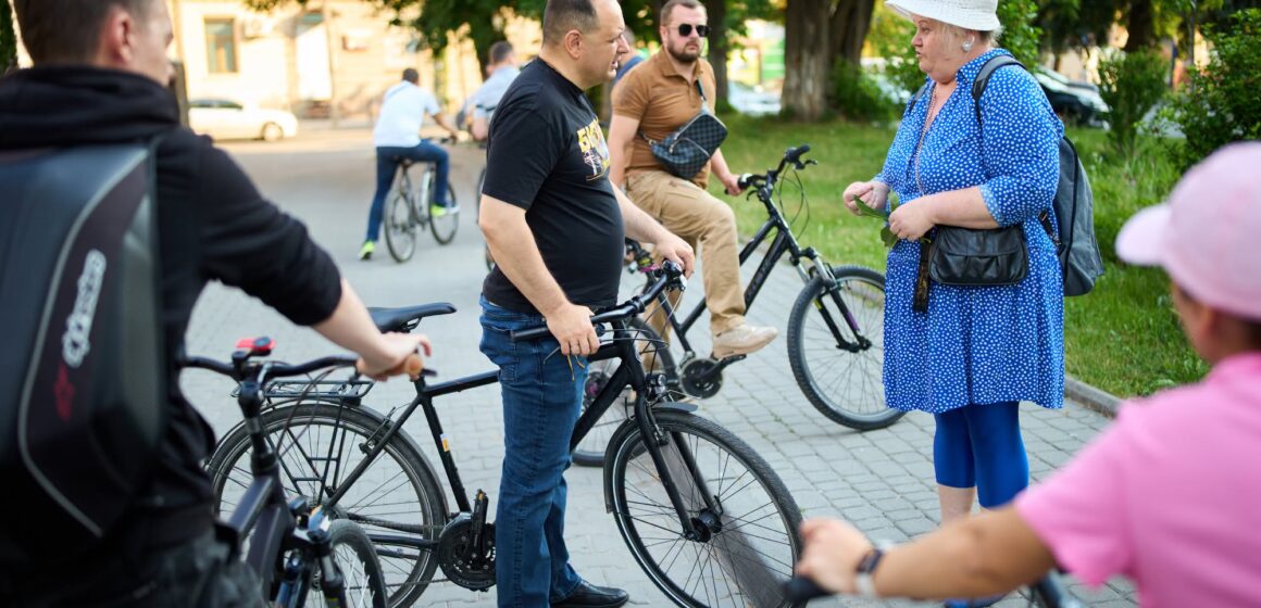 Під особистим контролем: мер Івано-Франківська провів велоінспекцію та зустрівся з мешканцями постраждалого від обстрілу будинку