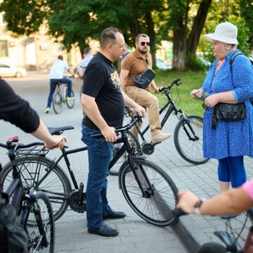 Під особистим контролем: мер Івано-Франківська провів велоінспекцію та зустрівся з мешканцями постраждалого від обстрілу будинку