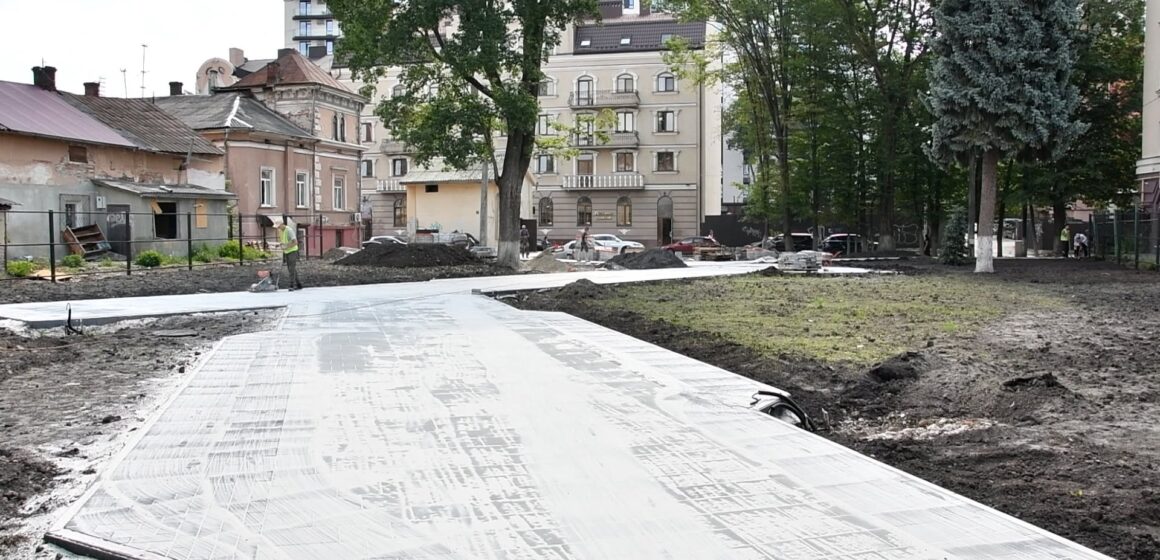 Майже дві тисячі квадратних метрів: як на вул. Чорновола створюють сквер