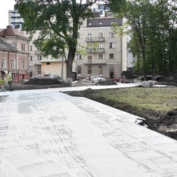Майже дві тисячі квадратних метрів: як на вул. Чорновола створюють сквер