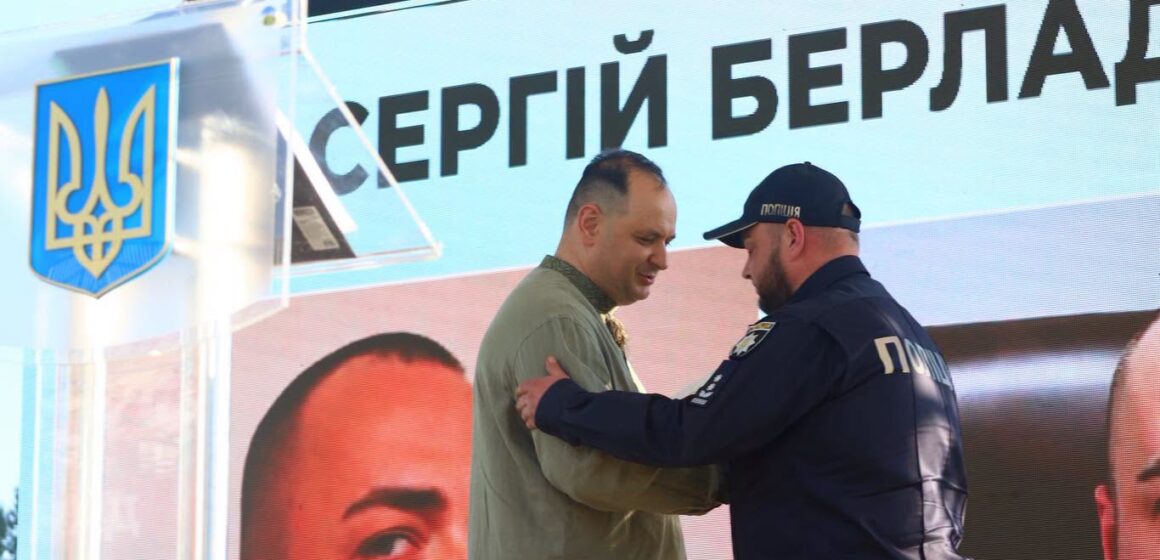 Одним із перших кинувся рятувати людей після ворожого удару: поліцейського Прикарпаття відзначили нагородою Одним із перших кинувся рятувати людей після ворожого удару: поліцейського Прикарпаття відзначили нагородою