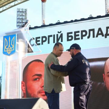 Одним із перших кинувся рятувати людей після ворожого удару: поліцейського Прикарпаття відзначили нагородою Одним із перших кинувся рятувати людей після ворожого удару: поліцейського Прикарпаття відзначили нагородою