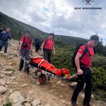 Гірські рятувальники надали допомогу травмованій туристці на Говерлі (ФОТОФАКТ) Гірські рятувальники надали допомогу травмованій туристці на Говерлі (ФОТОФАКТ)