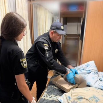 У Надвірній чоловік вбив приятеля під час застілля та намагався приховати сліди злочину: поліцейські оголосили підозру фігуранту У Надвірній чоловік вбив приятеля під час застілля та намагався приховати сліди злочину: поліцейські оголосили підозру фігуранту