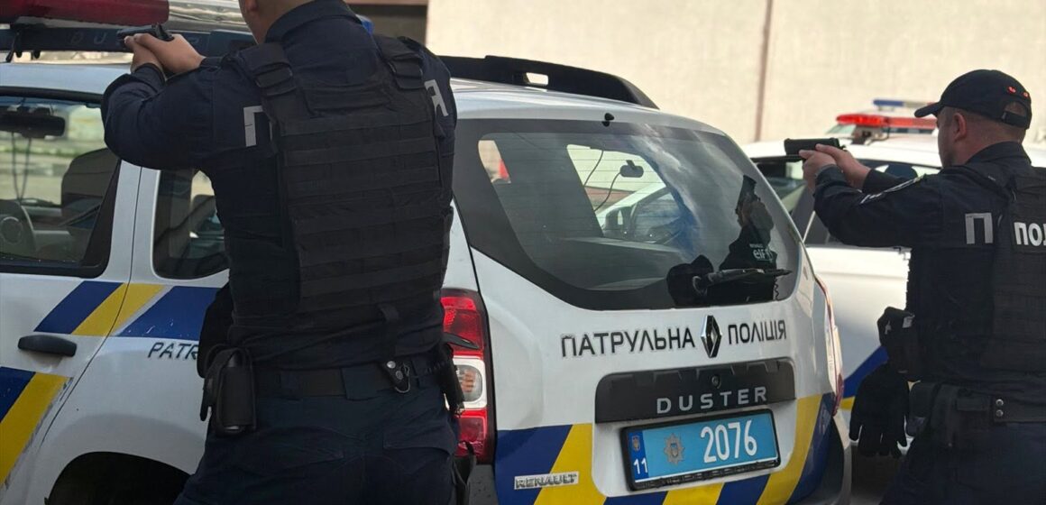 Патрульні відпрацювали дії під час перевірки транспортних засобів у ситуаціях високого ризику Патрульні відпрацювали дії під час перевірки транспортних засобів у ситуаціях високого ризику