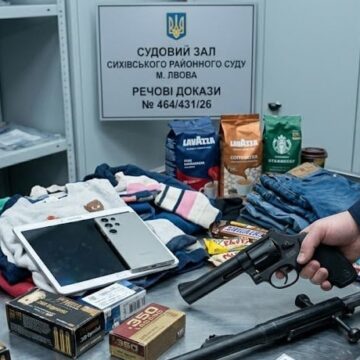 Переслав зі США револьвер у посилці з дитячим одягом: житель Делятина отримав три роки умовно