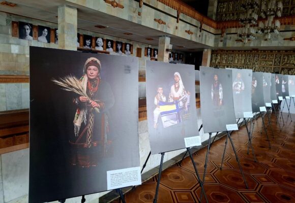 У Франківському драмтеатрі відкрилася фотовиставка «Горизонти надії» — 30 портретів жінок, які чекають